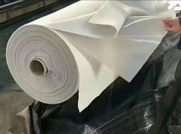 乌兰浩特土工膜：大地工程的隐形守护者
